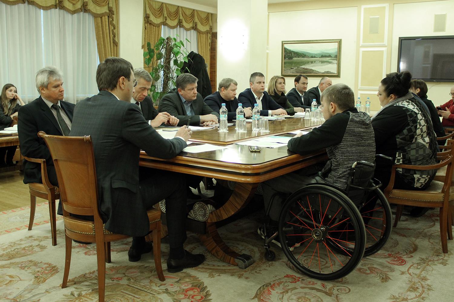 «Укрзалізниця» має уважно ставитися до осіб з інвалідністю, - Володимир Омелян